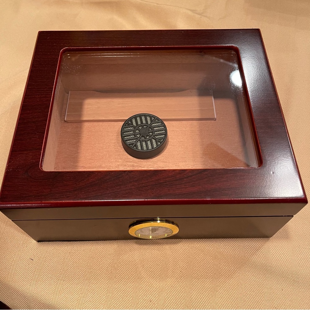 Elegant Wooden Humidor with Tempered Glass Top GREAT GIFT FOR THE CIGAR SMOKER